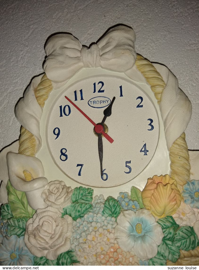 Rare Pendule Marque Trophy En Forme De Panier De Fleurs - Clocks