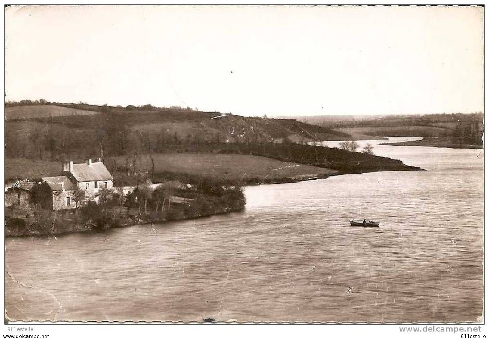 22  JUGON      - Vue Partielle De L,étang  ( Timbre Arraché Verso ) - Jugon-les-Lacs