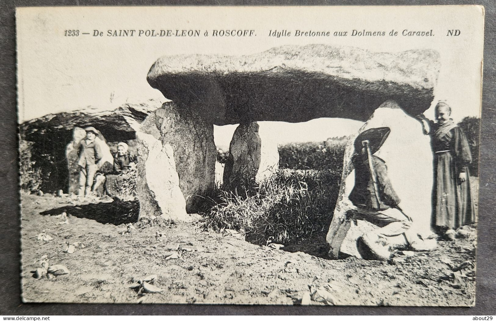 CPA 29 ROSCOFF  à SAINT POL DE LEON - Idylle Bretonne Aux Dolmens De Caravel - Edit. ND 1233 - Réf Q 221 - Roscoff