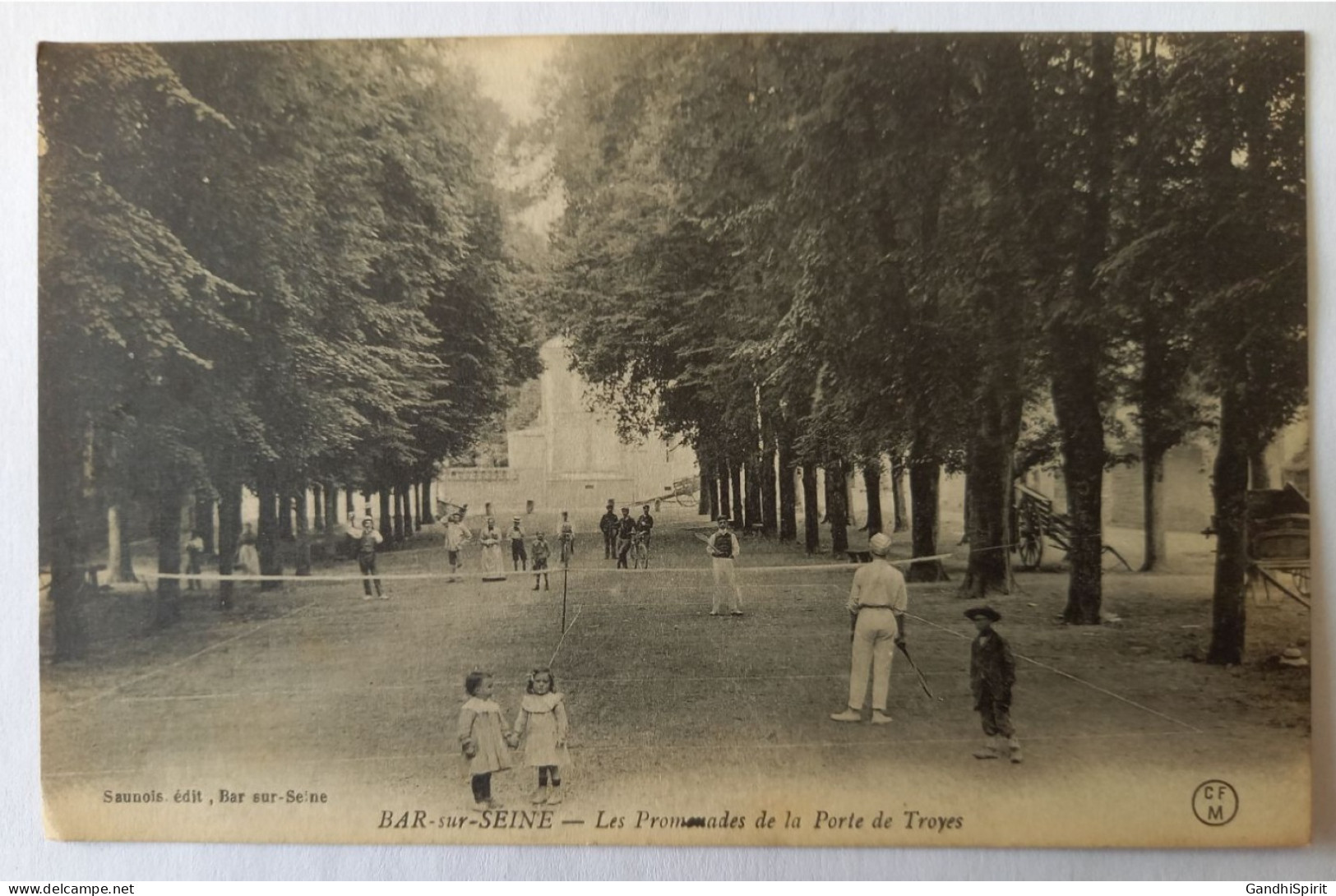 Bar Sur Seine - Une Partie De Tennis Sur Les Promenades De La Porte De Troyes - Bar-sur-Seine