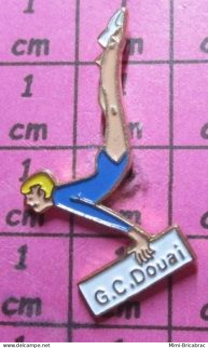 2119 Pin's Pins / Beau Et Rare / SPORTS / GYMNASTIQUE FEMININE GC DOUAI - Gymnastik