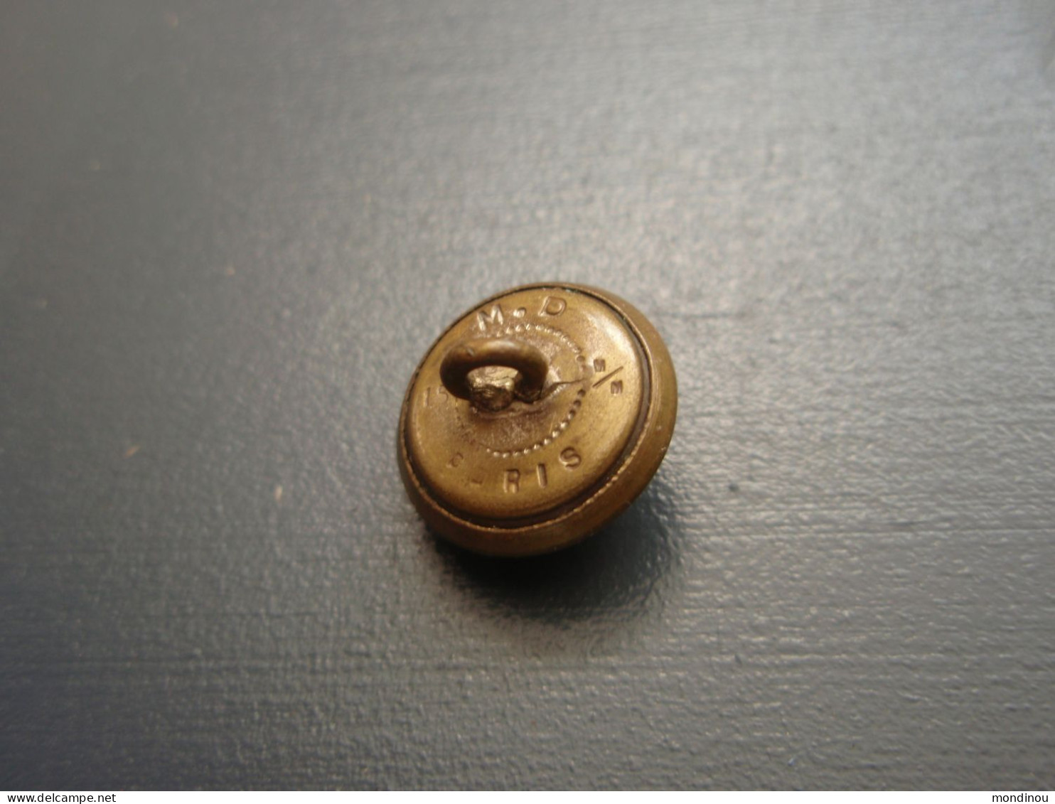 Petit Bouton Coloniale, Ou Infanterie De Marine  - Semi-bombé - 15 Mm. M.D PARIS - Boutons