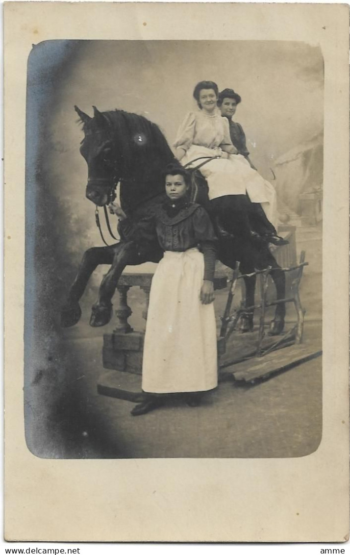 Etterbeek - Bruxelles   *  (fotopostkaart L. Frémault)  Drie Vrouwen Bij Paard - Etterbeek