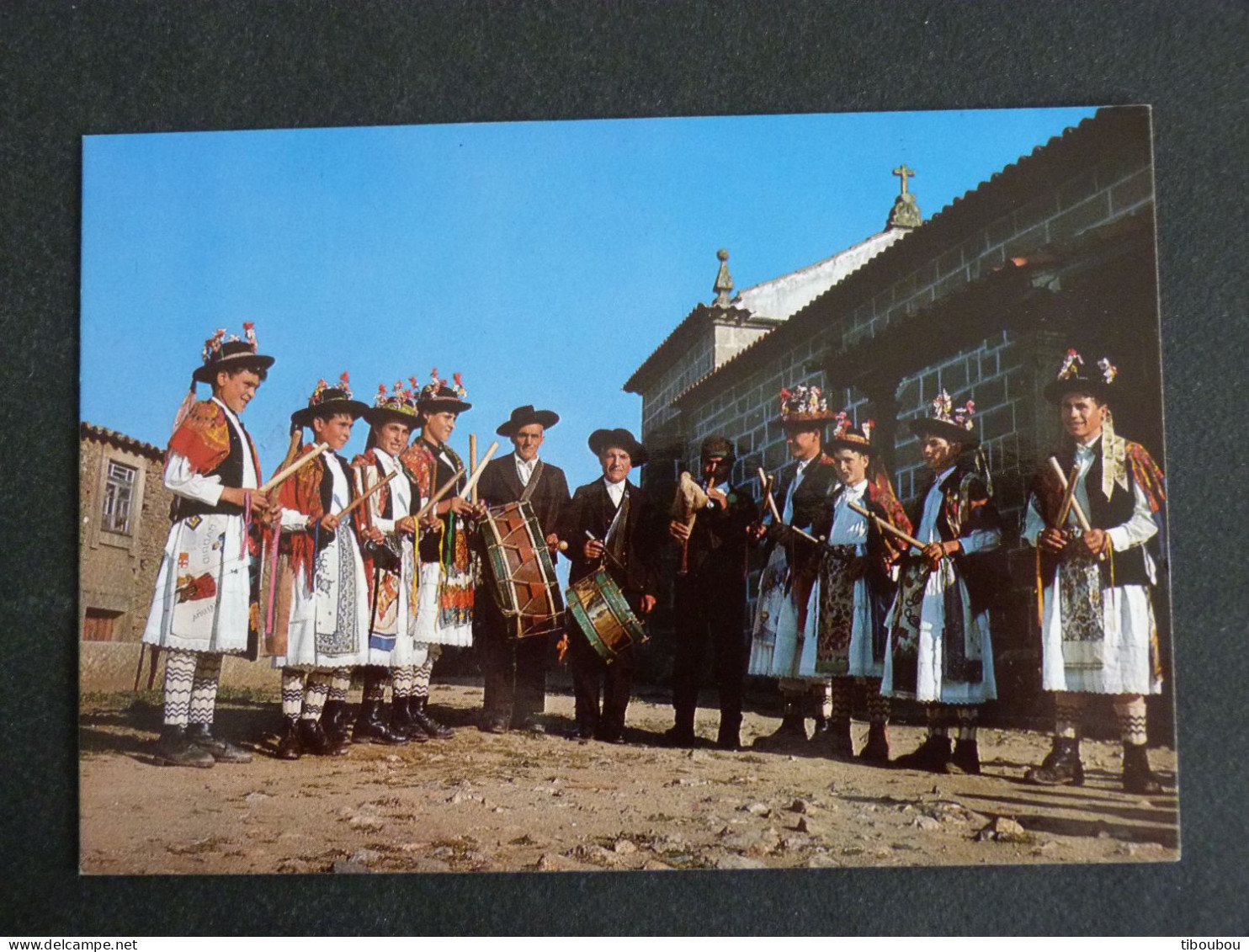 PORTUGAL AVEC VIGNETTE AFFRANCHISSEMENT MIRANDA DO DOURO - DANSEURS AVEC BATONS PAULITEIROS - Lettres & Documents