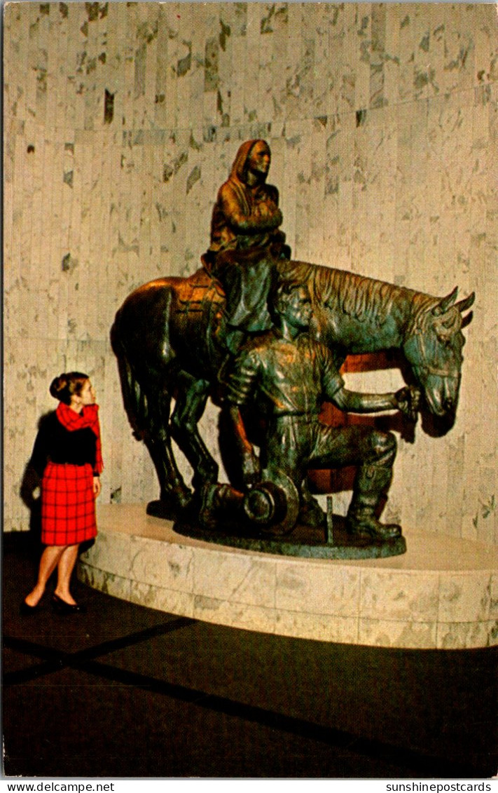 Canada Edmonton Provincial Museum And Archives Building Of Alberta Pioneer Bronze Statue 1985 - Edmonton