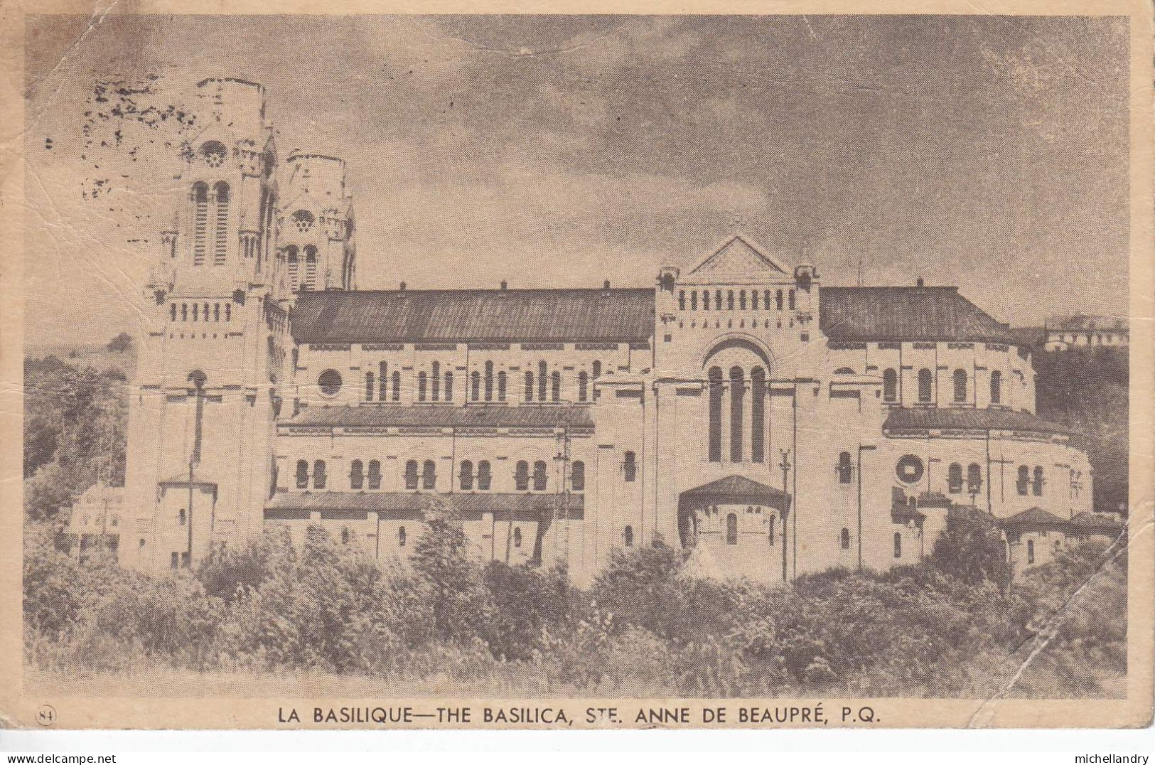 Carte Postal (123207/122331 La Basilique-The Basilica Ste-Anne De Beaupré PQ 13 Aug 1946 Sans Timbre Avec écriture - Ste. Anne De Beaupré