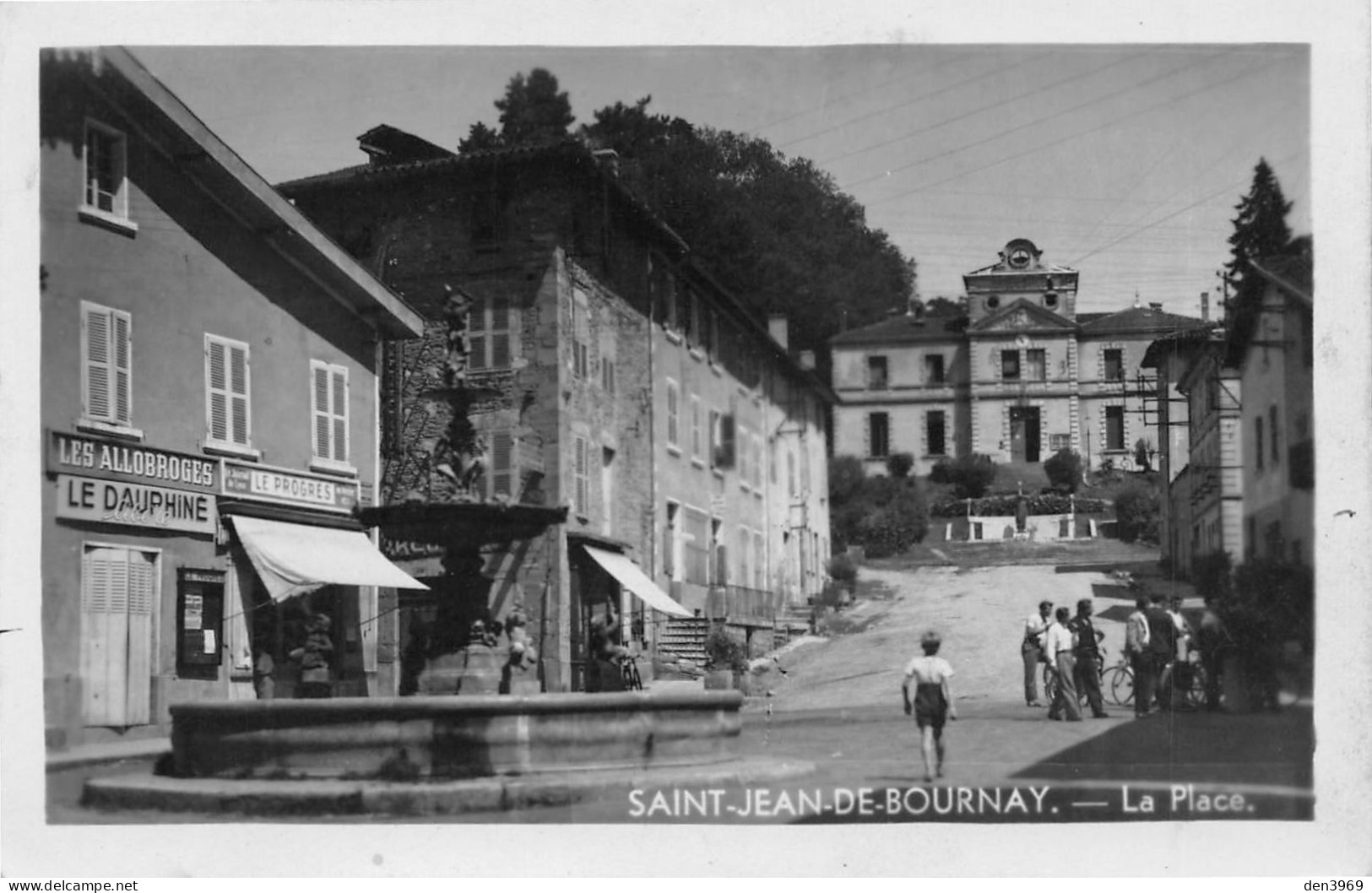 SAINT-JEAN-de-BOURNAY (Isère) - La Place - Fontaine, Tabac-Journaux - Voyagé 1948 (2 Scans) Lyon 44 Rue Challemel Lacour - Saint-Jean-de-Bournay
