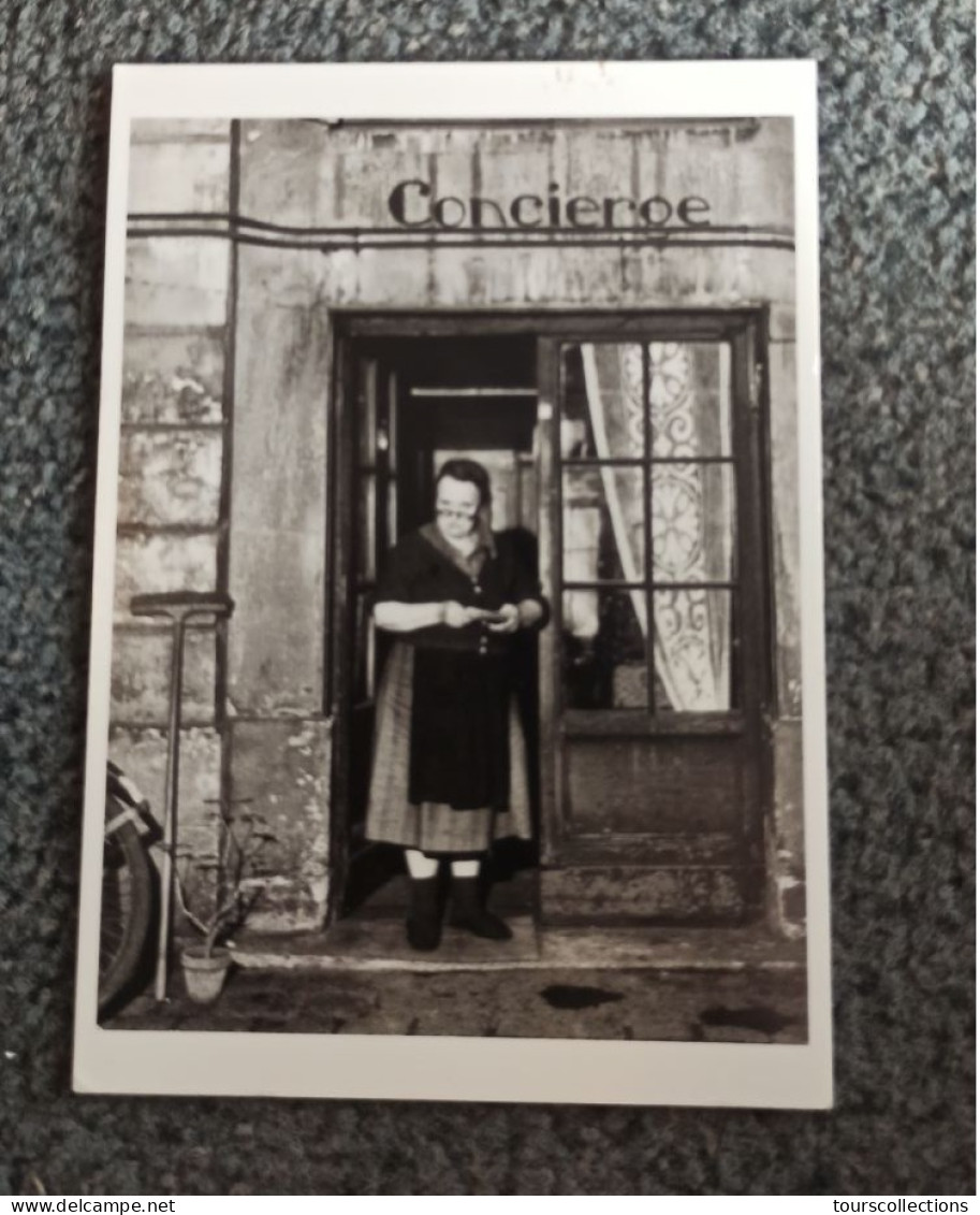 CPM 1987 - Photographe DOISNEAU (1912-1994) La Concierge Aux Lunettes Rue Jacob En 1945 - Doisneau