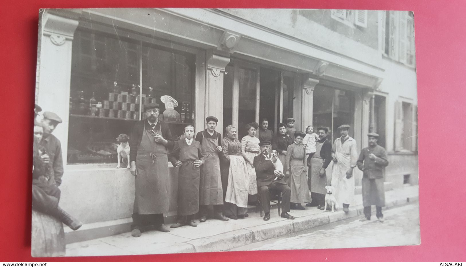 Carte Photo , Commerce D'épicerie, Boucherie , Avec Le Personnel Et Le Patron Et Son Chien - Winkels