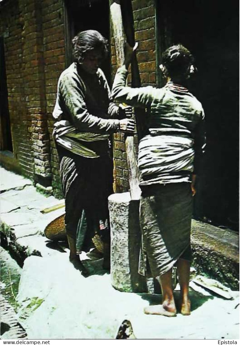 ►   Nepal Women Making Bitten Rice Traditionally  Courtesy   :  Samba D Pant - Népal