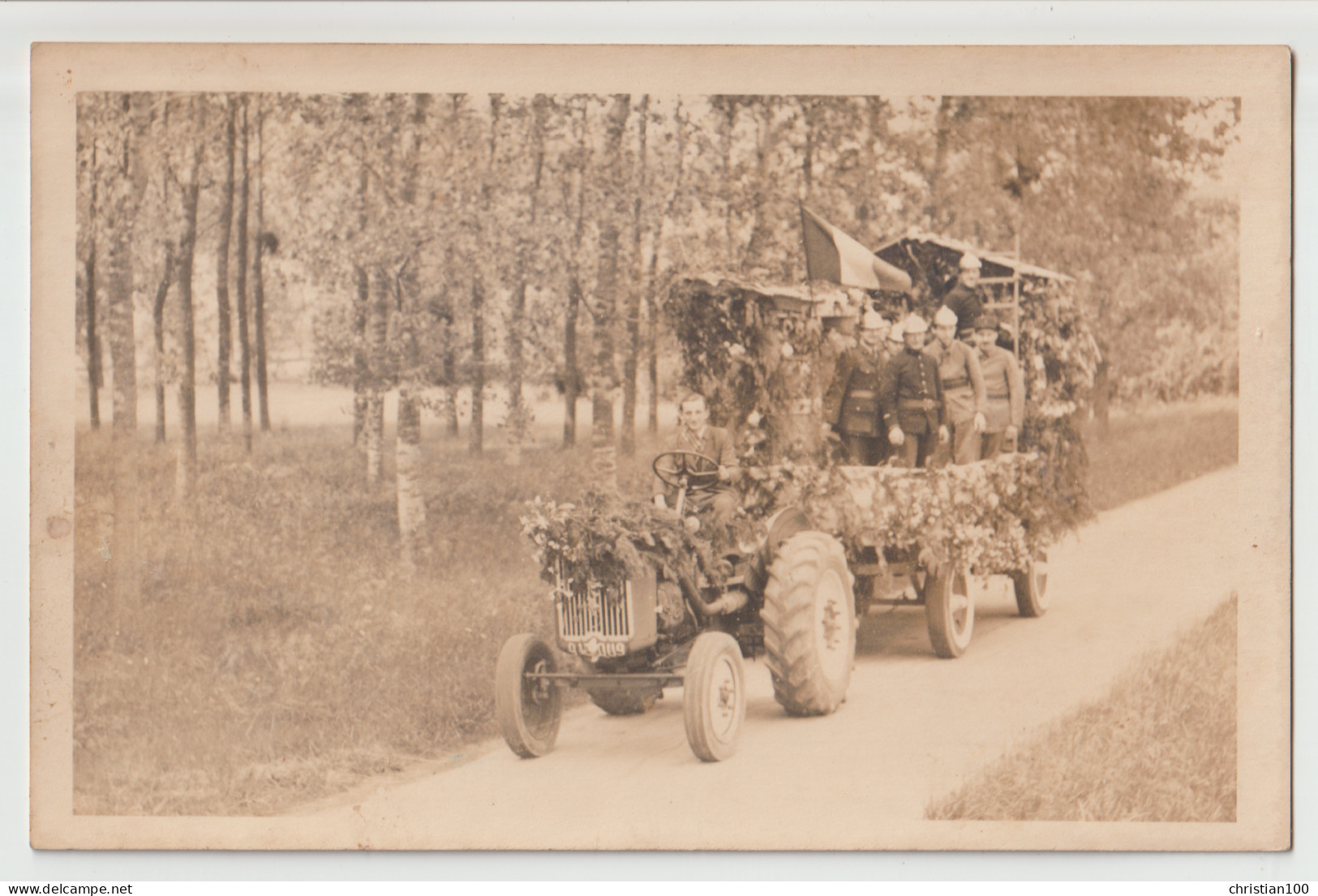 CARTE PHOTO : UN TRACTEUR ( MARQUE A DETERMINER ) CHAR FLEURI AVEC DES HOMMES DEGIUSES EN SOLDATS - 2 SCANS - - Tracteurs