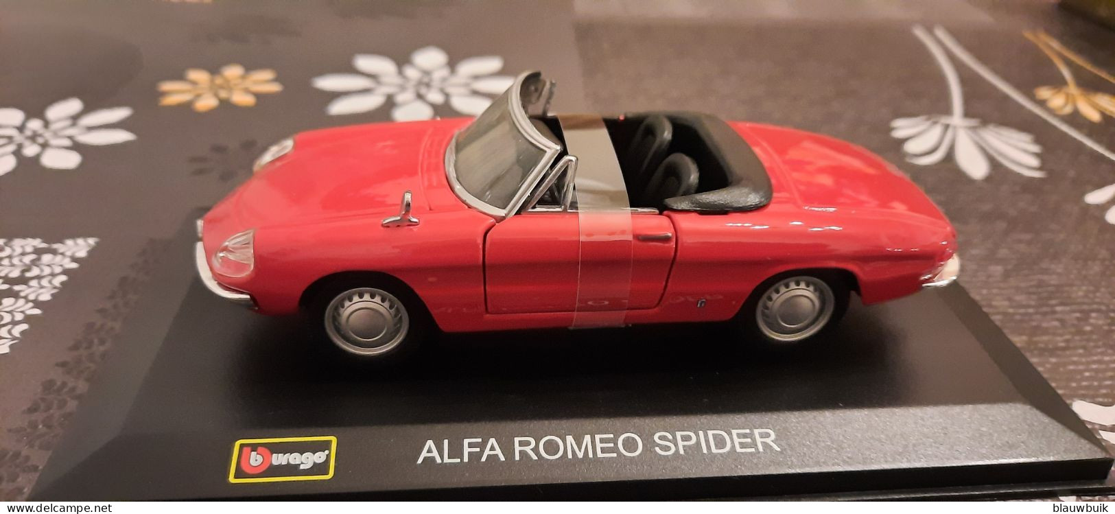 Bburago Alfa Romeo Spider Duetto 1966 1:32 - Schaal 1:32