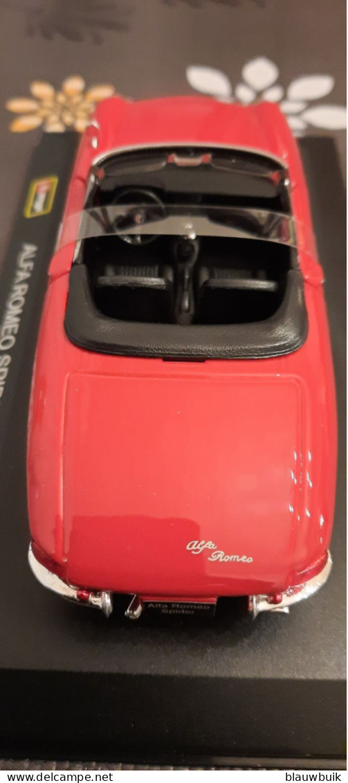 Bburago Alfa Romeo Spider Duetto 1966 1:32 - Escala 1:32