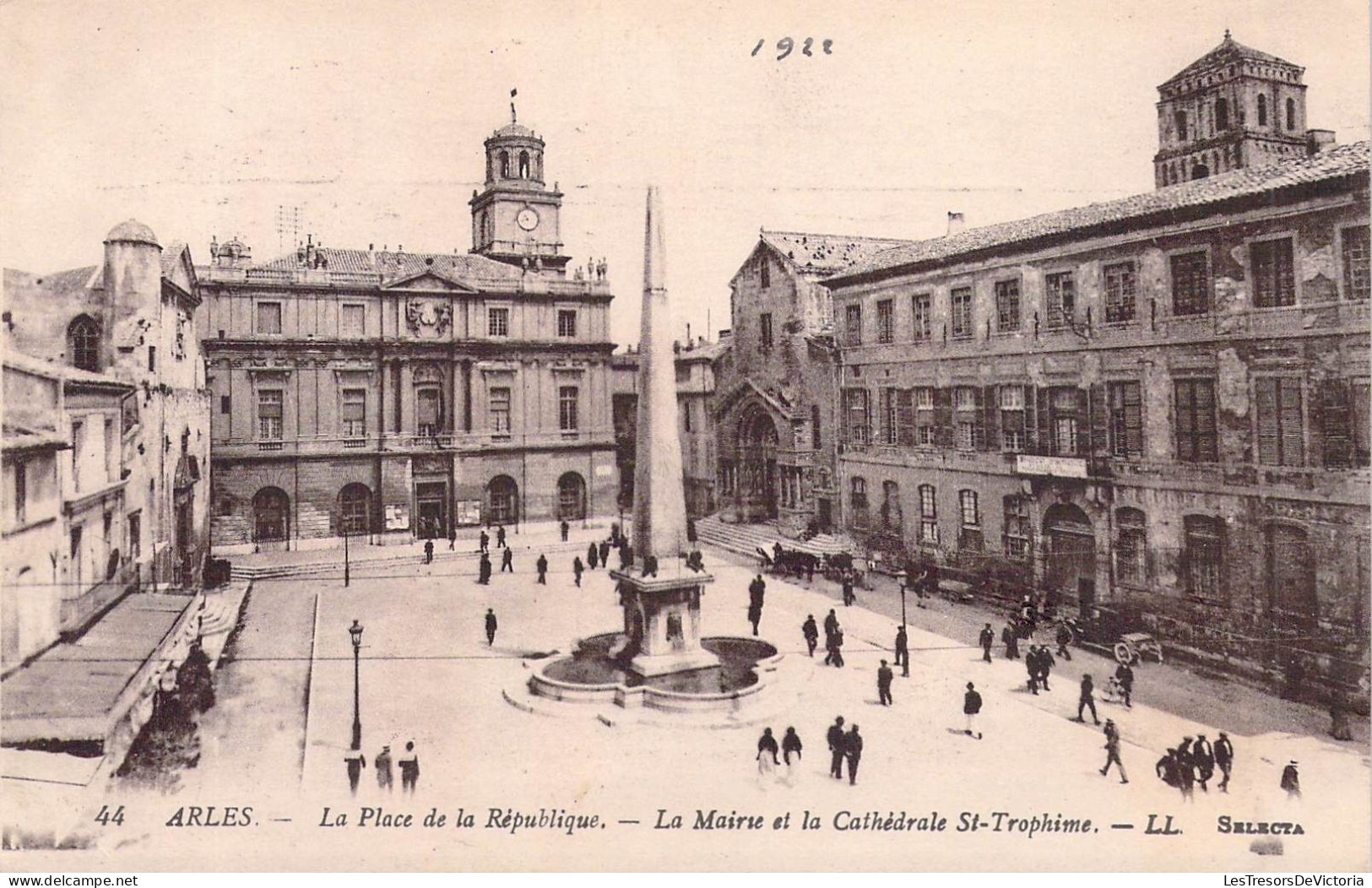 FRANCE - 13 - ARLES - La Place De La République - La Mairie Et La Cathédrale St Trophime - LL - Carte Postale Ancienne - Arles