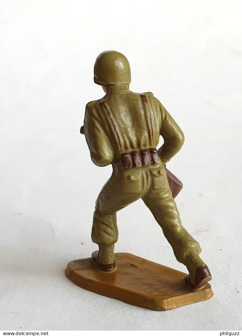 SOLDAT FIGURINE FIG STARLUX 1958 CHARGEANT AVEC FUSIL 5008 (2) Socle Jaune MC - Starlux