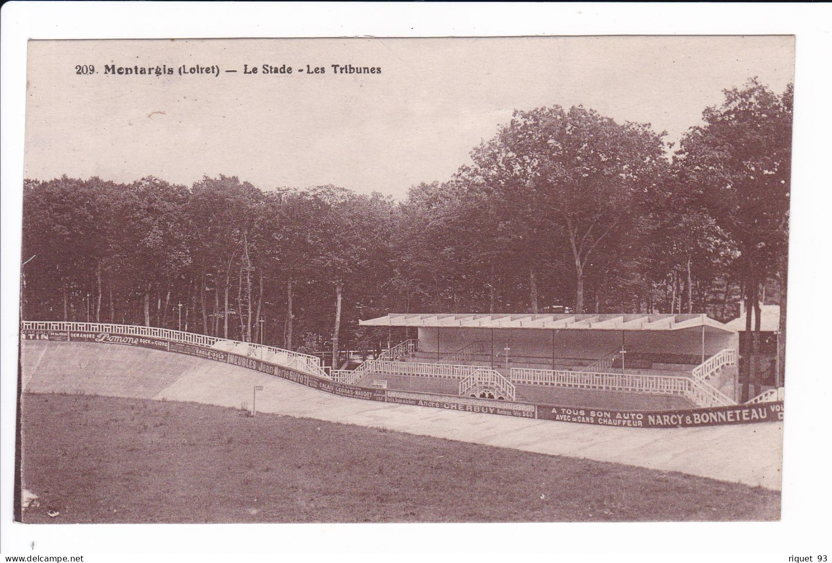 209 - Montargis - Le Stade - Les Tribunes - Montargis