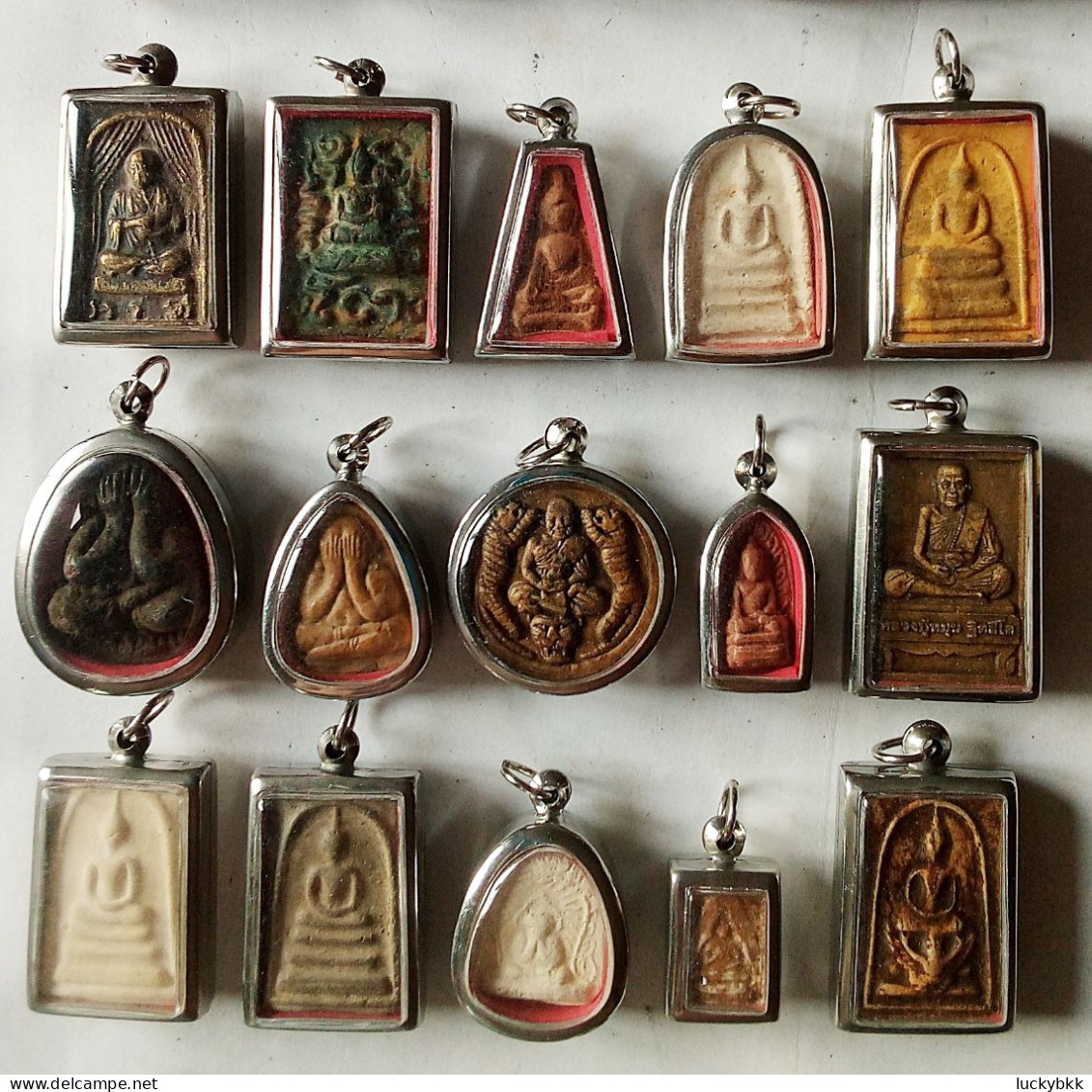 SET OF 15 THAI BUDDHIST BLESSED MEDALLION CLAY AMULETS - Länder