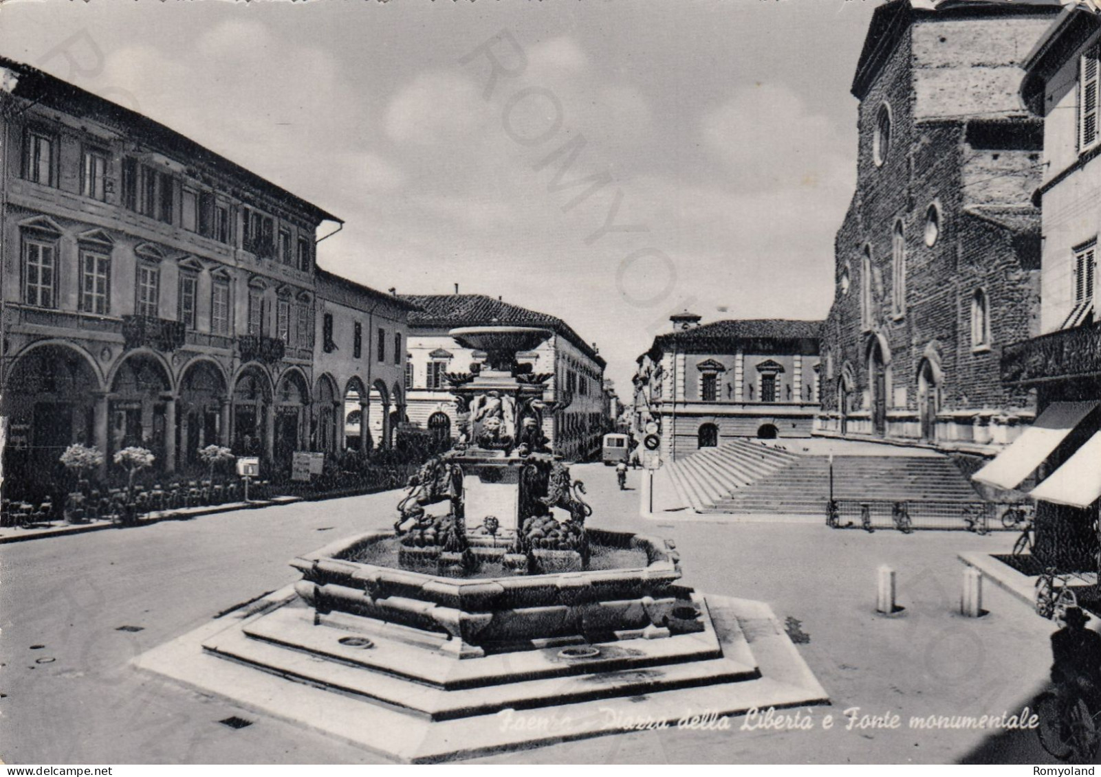 CARTOLINA  FAENZA,EMILIA ROMAGNA-PIAZZA DELLA LIBERTA E FONTE MONUMENTALE-RELIGIONE,BELLA ITALIA,NON VIAGGIATA (1955) - Faenza