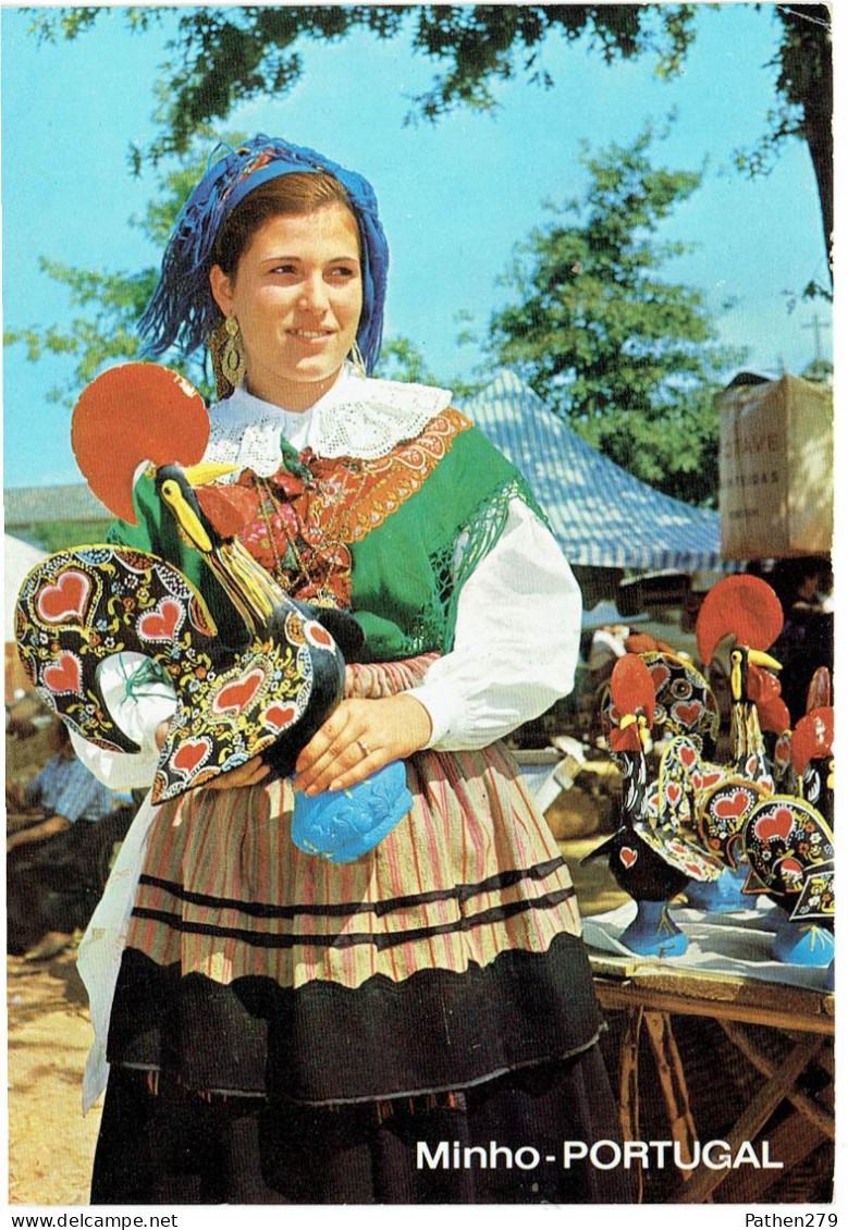 CPM PORTUGAL THEMES FOLKLORE - Jeune Femme En Robe Régionale De Minho Avec Les Coqs Renommés De La Poterie Locale - Vila Real