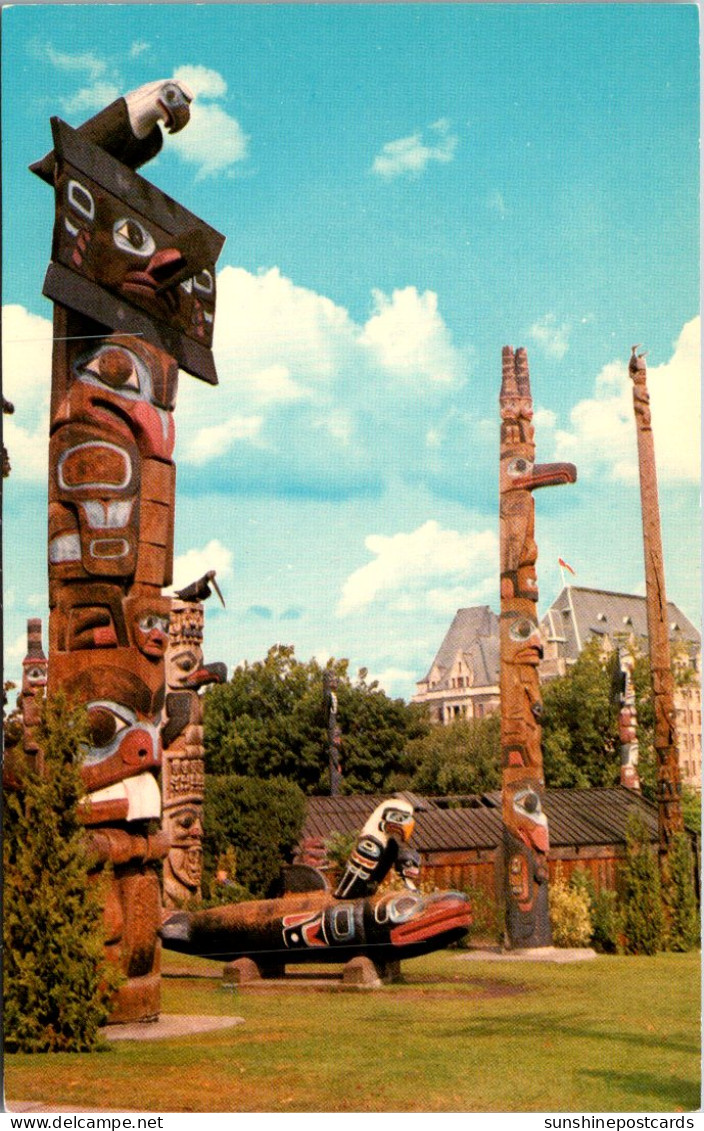 Canada Victoria Thunderbird Park Indian Totem Poles Empress Hotel In Background - Victoria