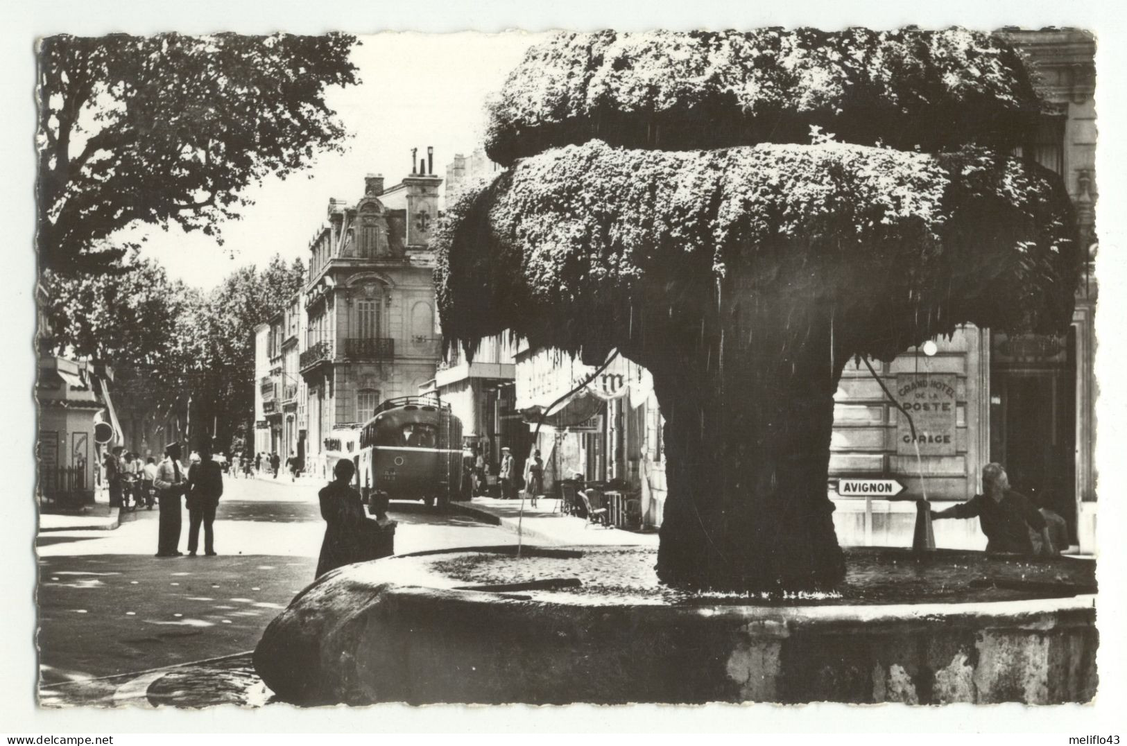 13/ CPSM - Salon De Provence - La Fontaine Moussue Et La Route D'Arles - Salon De Provence