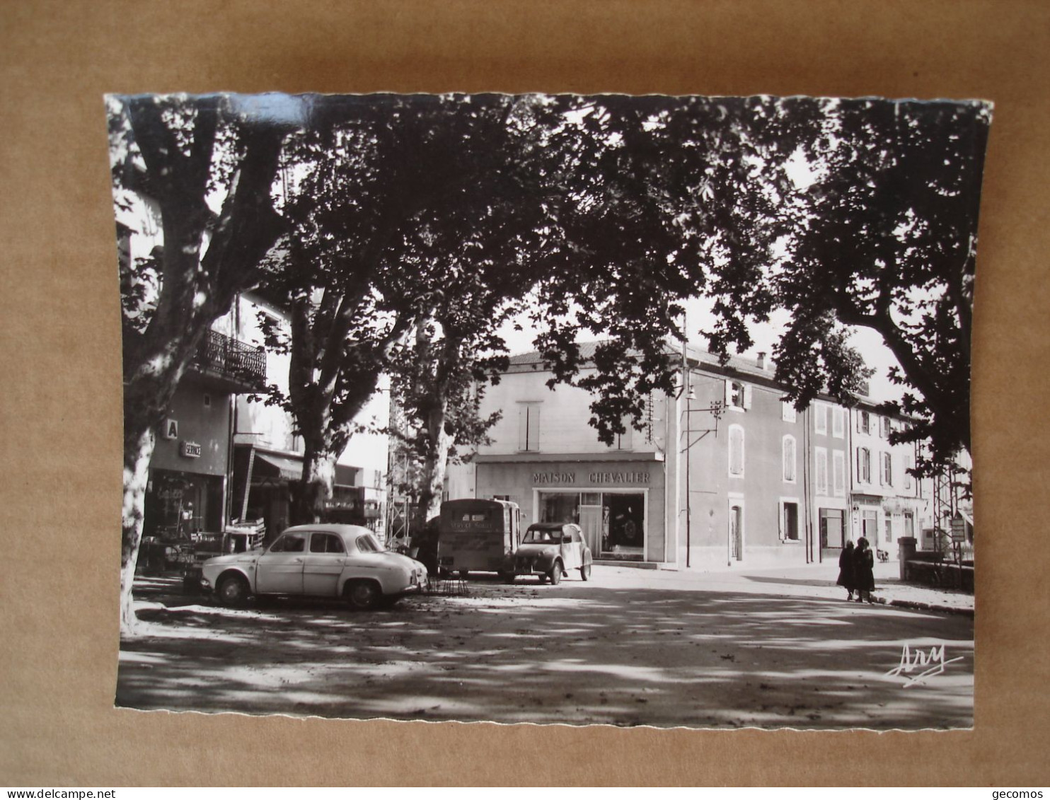 84 - SORGUES - Place De La République (Maison Chevalier...Automobiles Citroen, Renault Dauphine...) - Sorgues