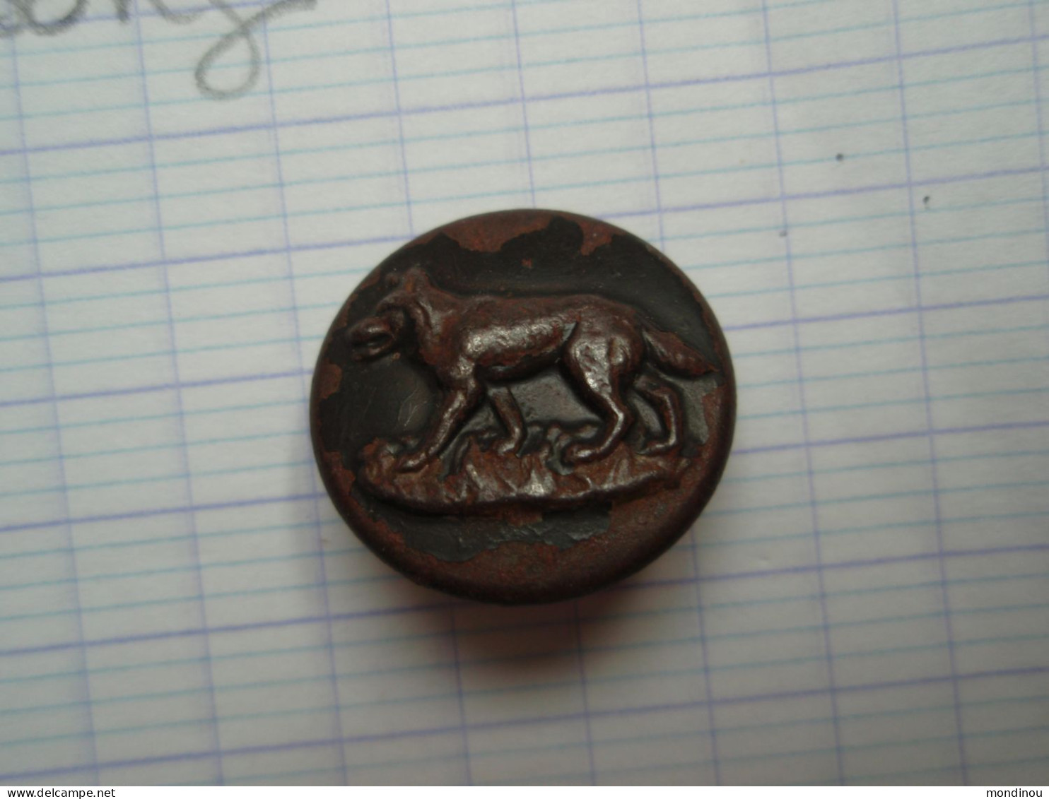 Bouton De Livrée - Chien Ou Loup   25 Mm - Métal - - Knoppen