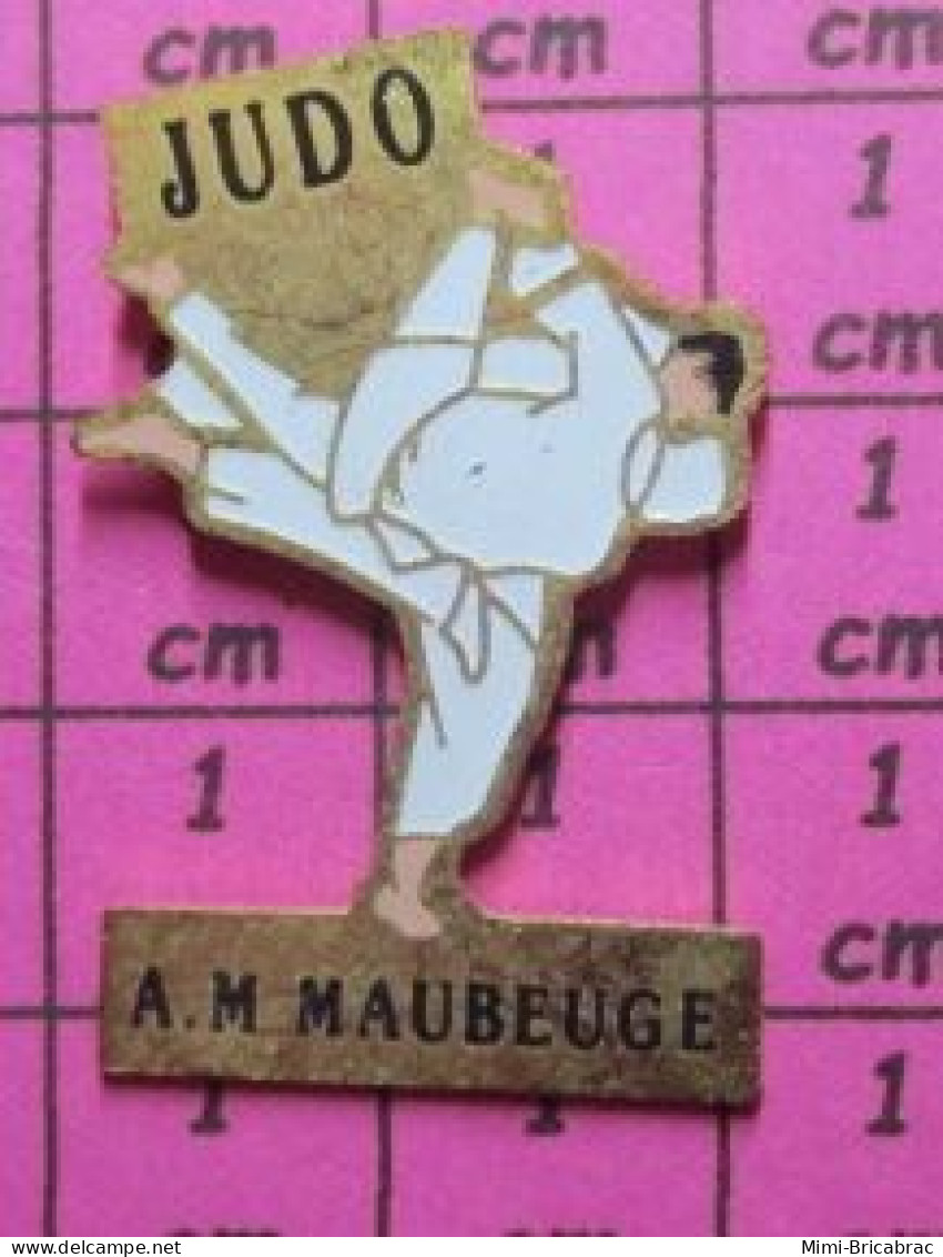 720 Pins Pin's  / Rare Et De Belle Qualité / SPORTS / JUDO CLUB AM MAUBEUGE - Judo