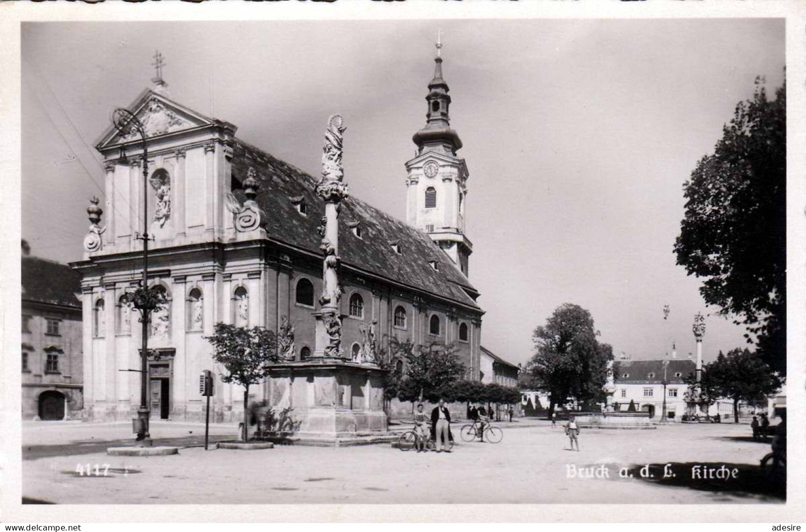 BRUCK An Der Leitha Kirche Kirchenplatz Brunnen Fahrradfahrer Fotokarte 1935? Verlag Deutscher Schulverein Südmark - Bruck An Der Leitha