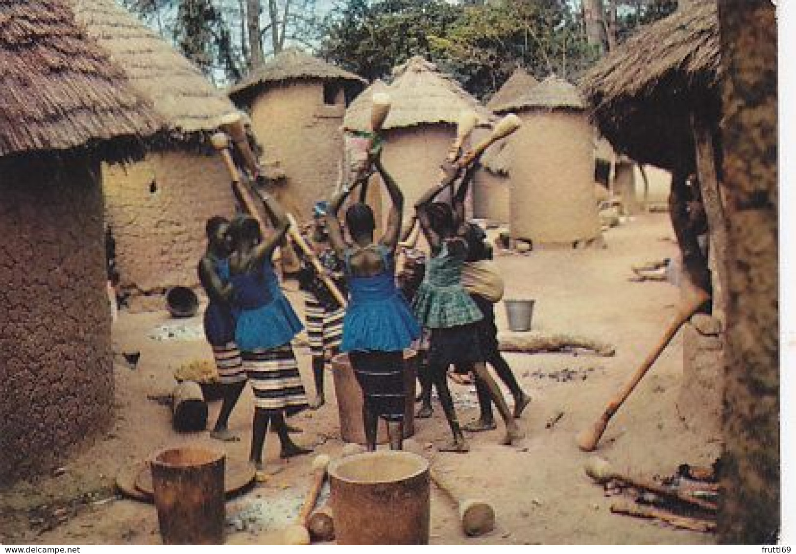 AK149019 AFRICA In Pictures - A Group Of Women Grinding For Food - Non Classés