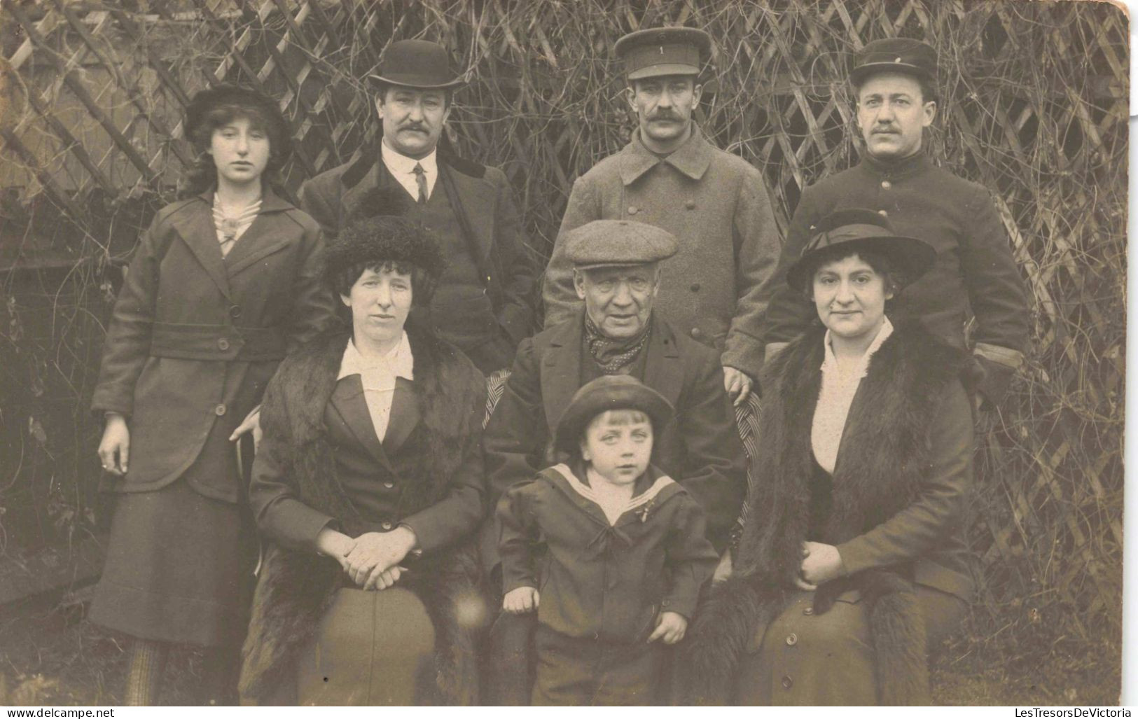 Enfants - Photo De Famille -  Gendarmes - Enfant Entre Les Genoux De Son Grand Père - Carte Postale Ancienne - Children And Family Groups