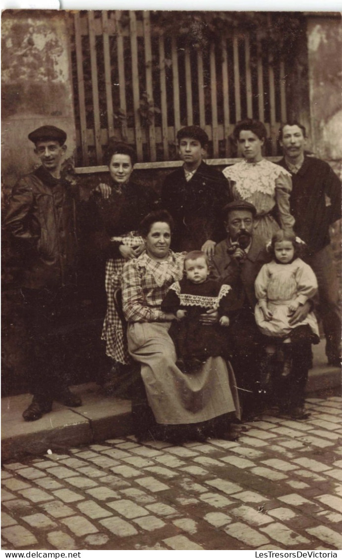 Enfants - Photo De Famille - Deux Enfants Assis Sur Leurs Grand Parents - Carte Postale Ancienne - Gruppi Di Bambini & Famiglie