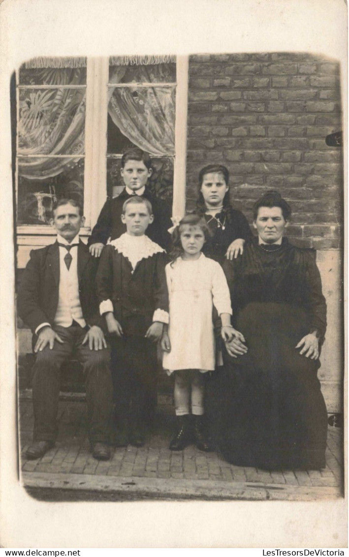 Enfants - Photo De Famille - Quatre Enfants Et Leur Parents - Carte Postale Ancienne - Groepen Kinderen En Familie