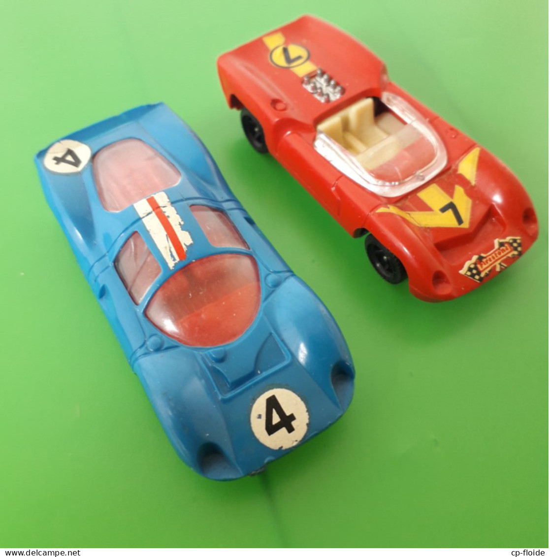 JOUET . CHAMPION . " FERRARI P3 " & " LOLA T7D " . 2 MINIATURES - Réf. N°163J - - Autres & Non Classés