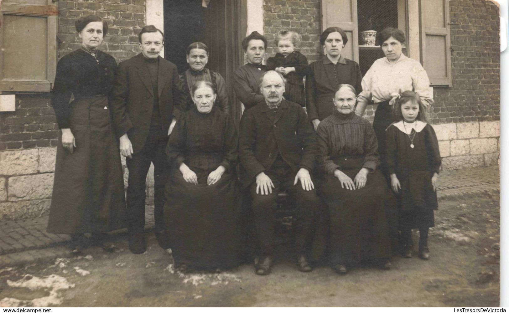 Photographie - Photo De Famille ? - Famille Posant Devant Leur Maison ? - Carte Postale Ancienne - Poperinge