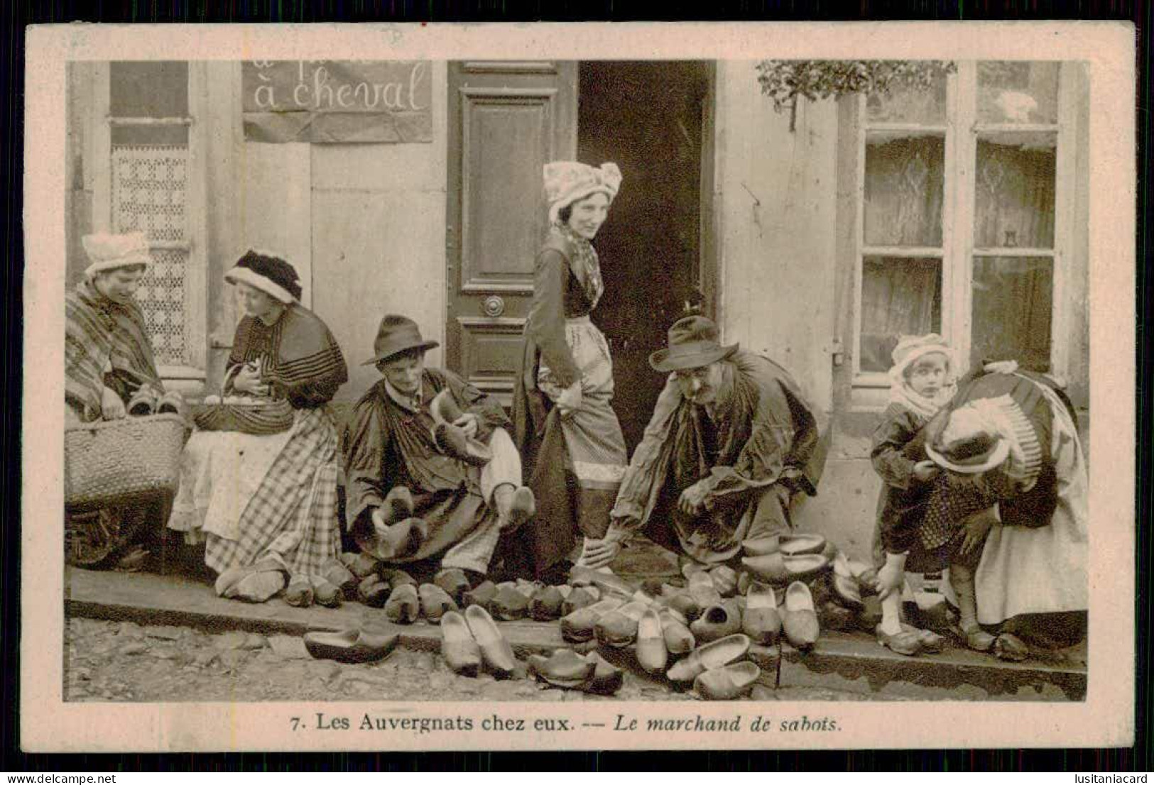 FRANCE - AUVERGNE - Les Auvergnats Chez Eux  - Le Marchand De Sabots.( Ed.Heliogravure Combier Macon Nº 7) Carte Postale - Shopkeepers