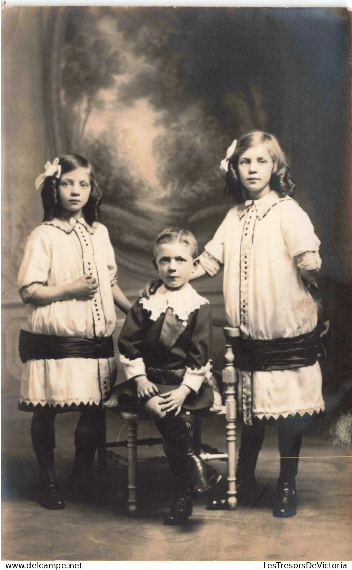 Enfants - Portrait - Deux Sœurs Et Leur Frères Posant Pour Une Photo - Carte Postale Ancienne - Gruppen Von Kindern Und Familien