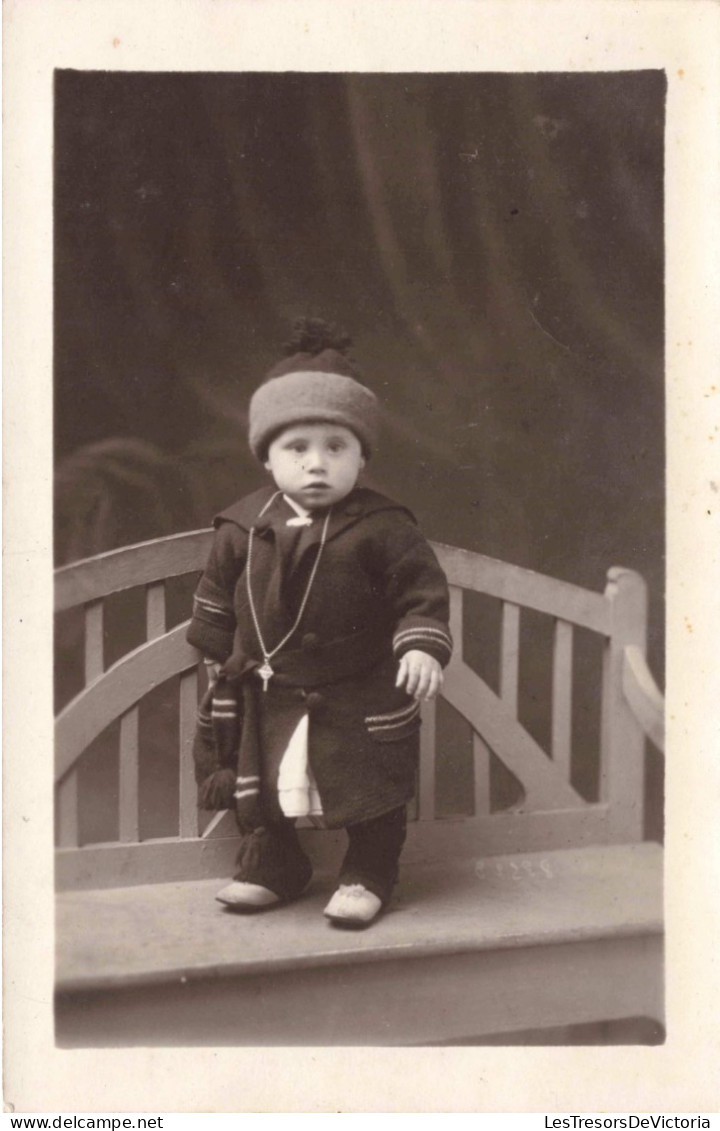 Enfants - Portrait - Bébé Debout Sur Un Banc - Carte Postale Ancienne - Portraits