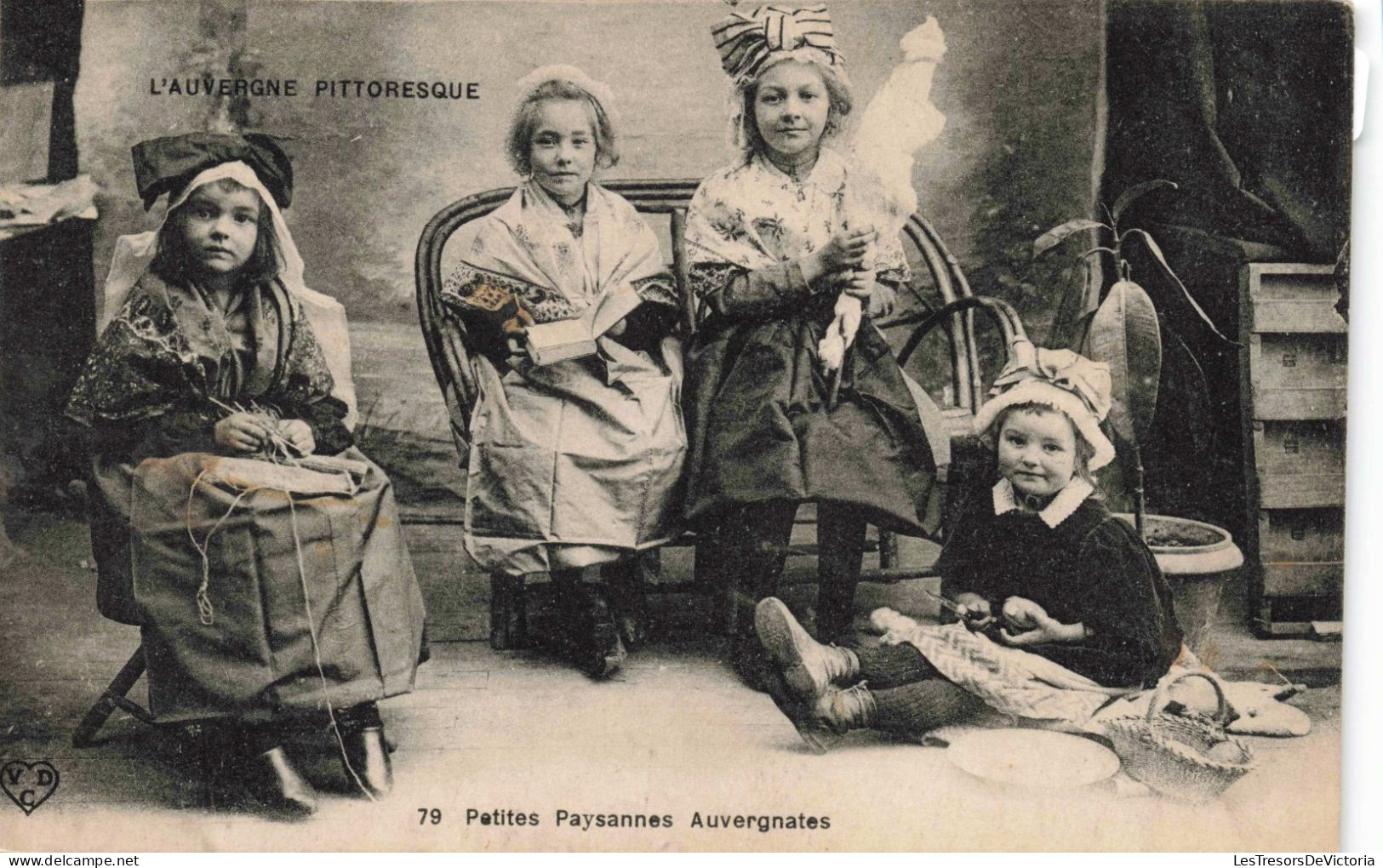 ENFANTS - L'Auvergne Pittoresque - Petites Paysannes Auvergnates - Carte Postale Ancienne - Groepen Kinderen En Familie