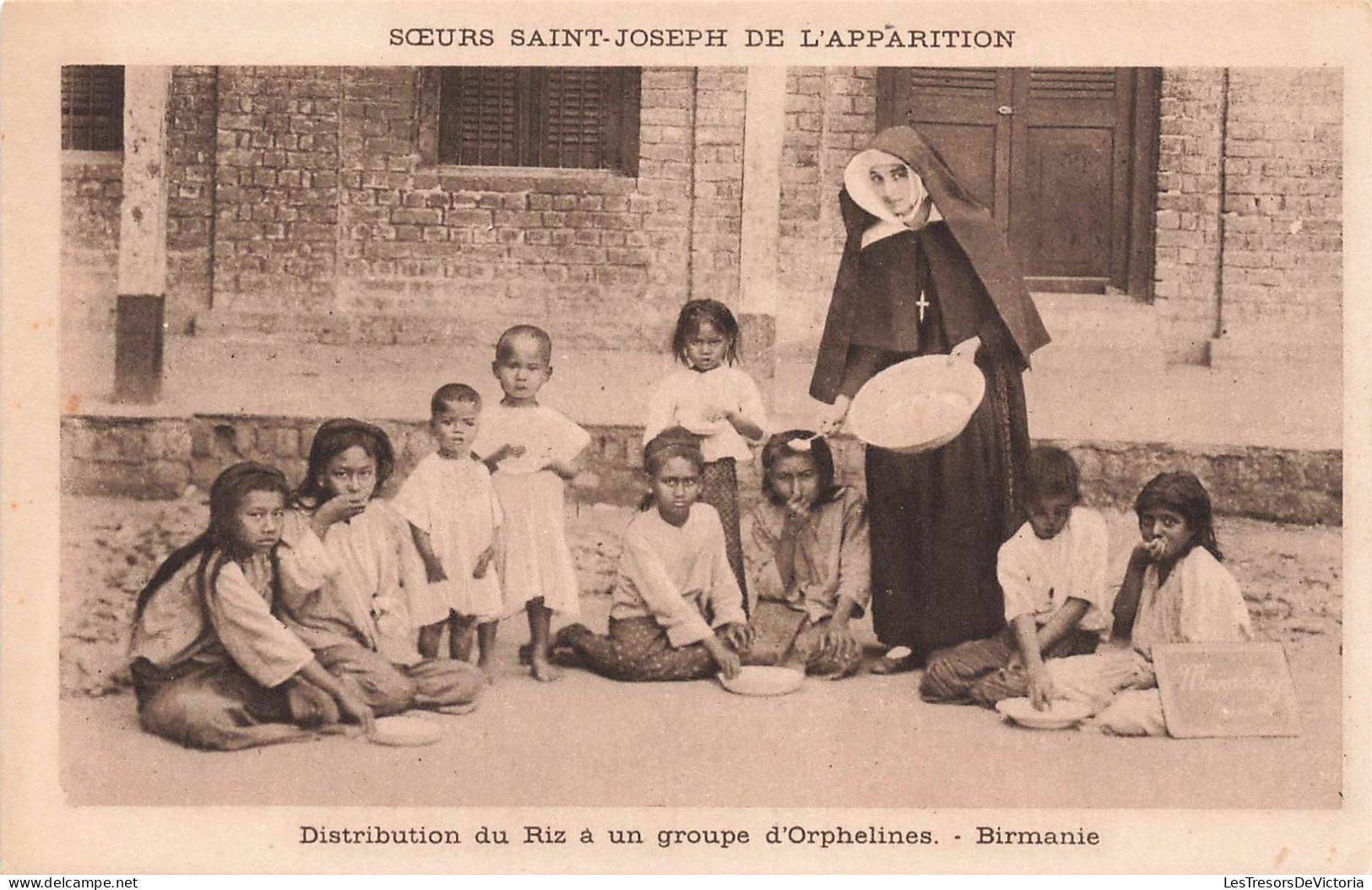 Birmanie - Distribution Du Riz à Un Groupe D'orphelines - Carte Postale Ancienne - Altri & Non Classificati