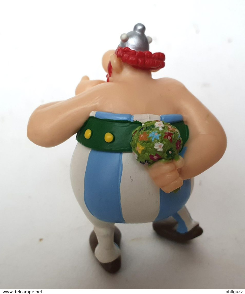 FIGURINE ASTERIX PLASTOY 2002 OBELIX TIMIDE AVEC BOUQUET DE FLEURS (3) - Asterix & Obelix