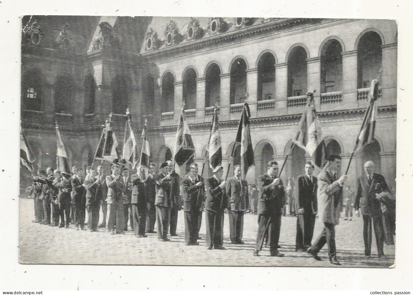 Cp, Militaria, Réunion Des étendards Dans La Cour D'honneur Des Invalides, Paris, UNACITA, Vierge - Personen