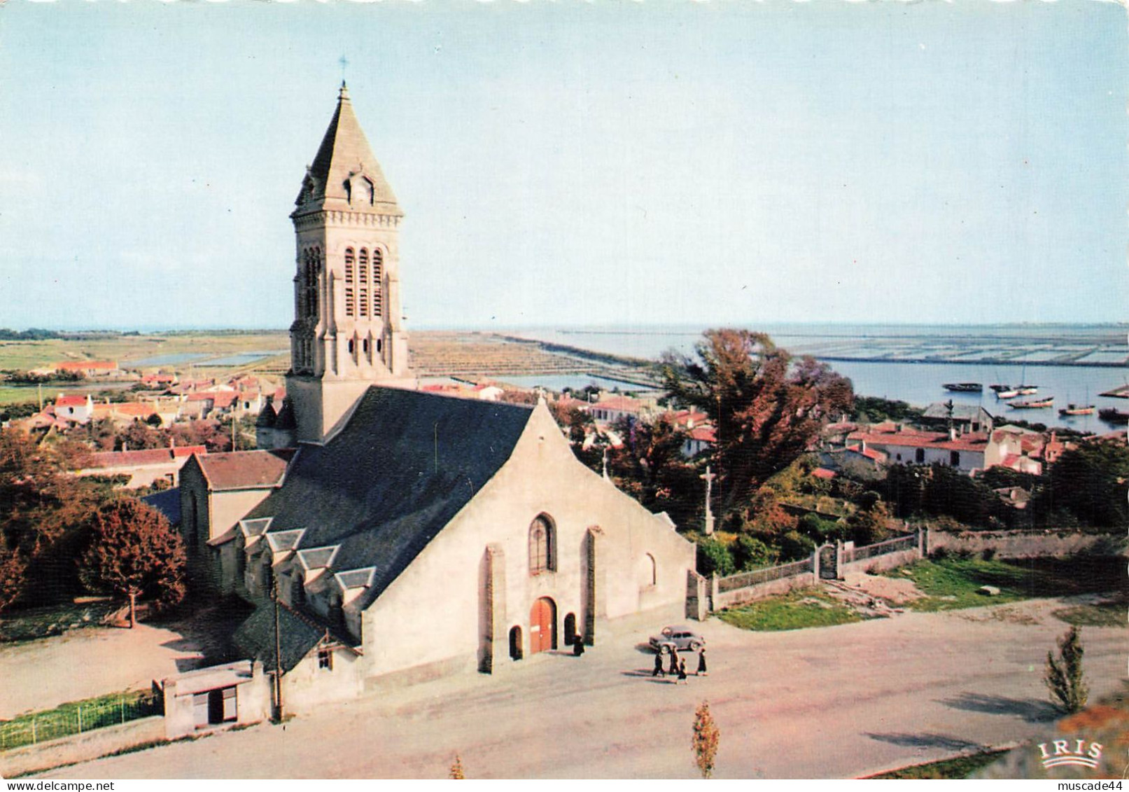 NOIRMOUTIER - L EGLISE AU FOND LE PORT ET LES MARAIS SALANTS - Noirmoutier