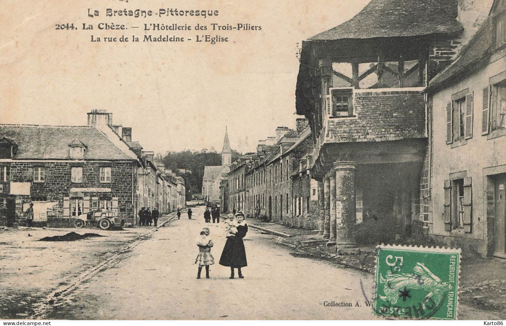 La Chèze * 1907 * L'Hôtellerie Des Trois Piliers , La Rue De La Madeleine Et L'église Du Village * Enfants Villageois - La Chèze
