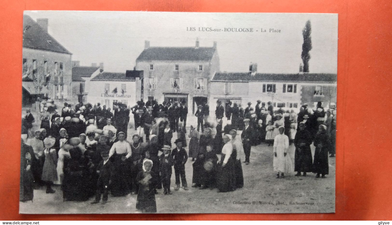 CPA (85) Les Lucs Sur Boulogne. La Place .Animation.  (AB.1050) - Les Lucs Sur Boulogne