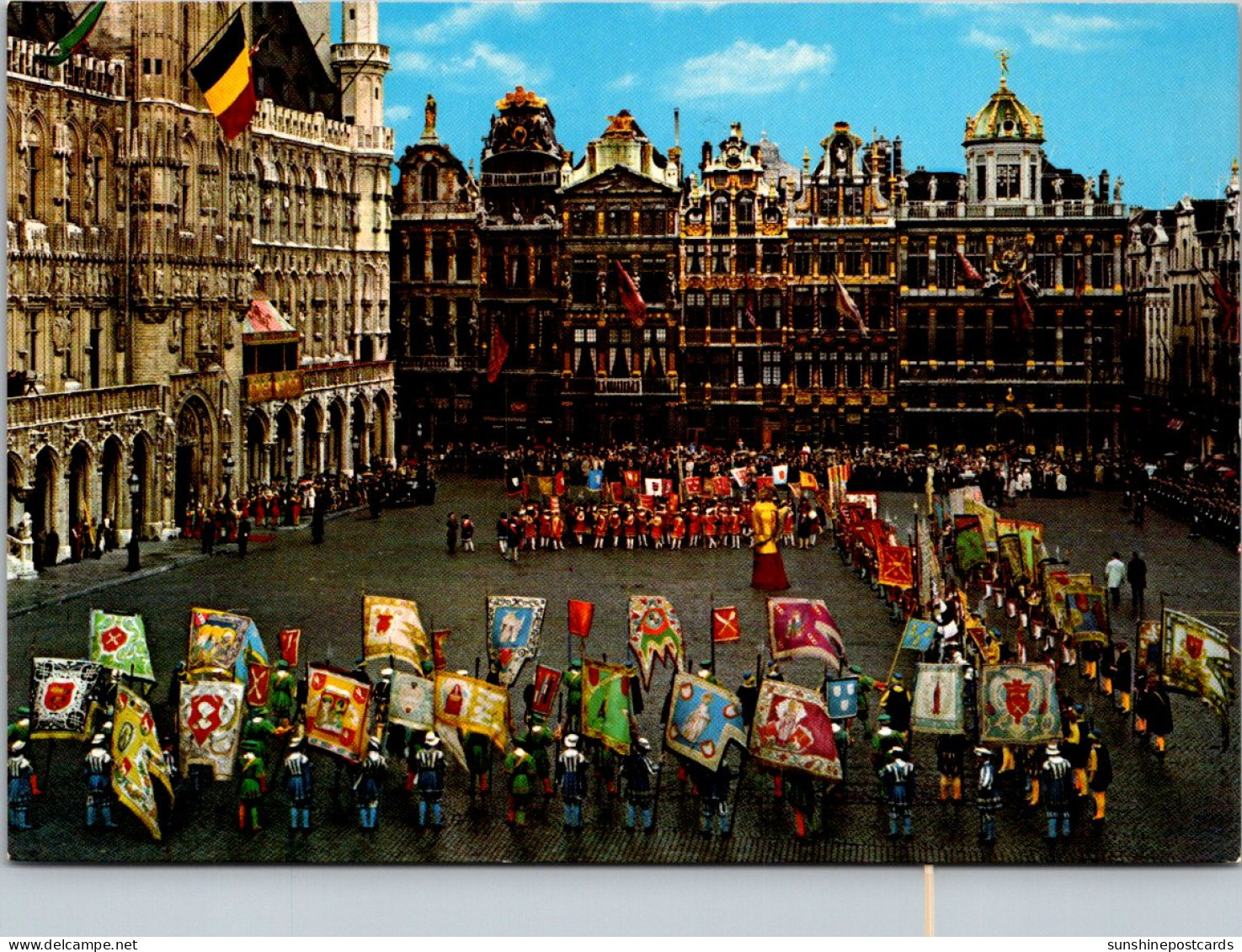 Belgium Brussel Market Place Ommegang Group And Flags Of The Corporations - Markten