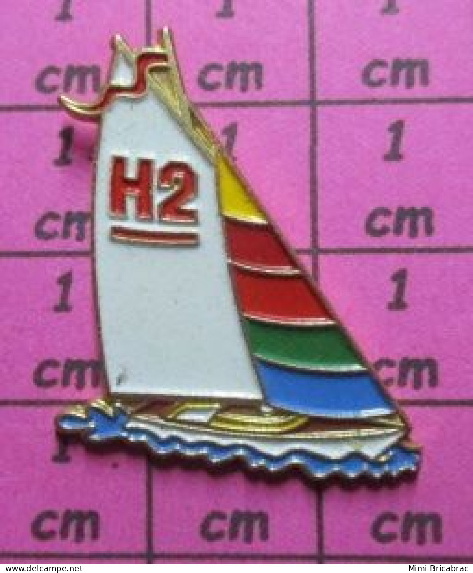 1322 Pin's Pins / Beau Et Rare / SPORTS / VOILE VOILIER COURSE REGATE H2 - Zeilen