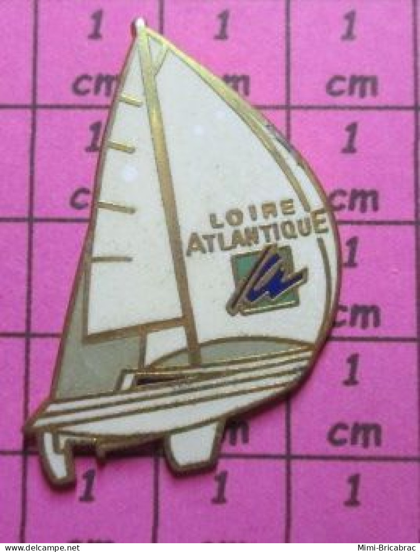 1416B Pin's Pins / Beau Et Rare / SPORTS / VOILE VOILIER LOIRE-ATLANTIQUE REGATE COURSE Par MARC POTIRON - Zeilen