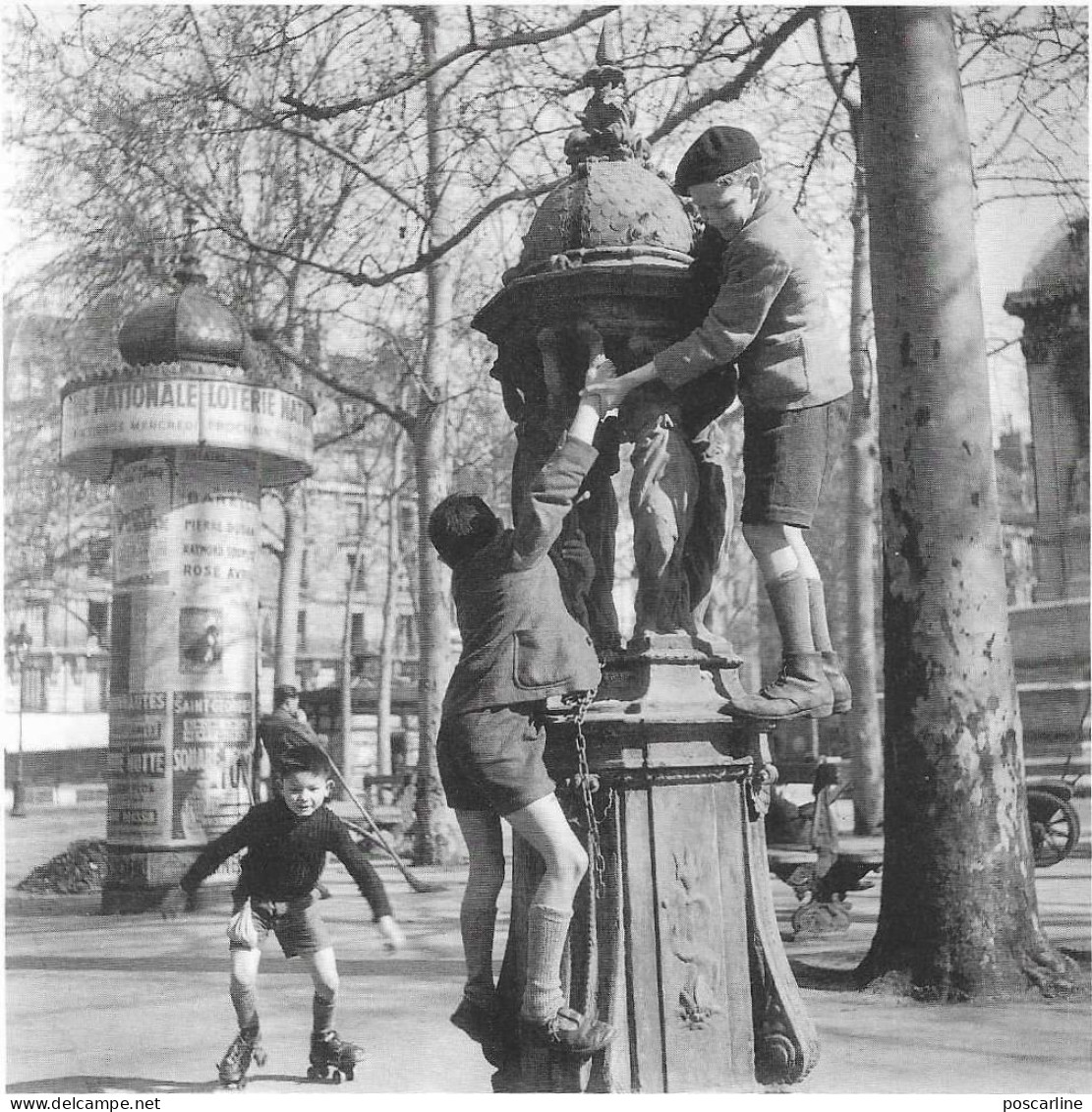 Doisneau, Lot 3 Cartes Doubles, Jardins Champ De Mars, Fontaine Wallace, Petits Bateaux, 3 Scans - Doisneau