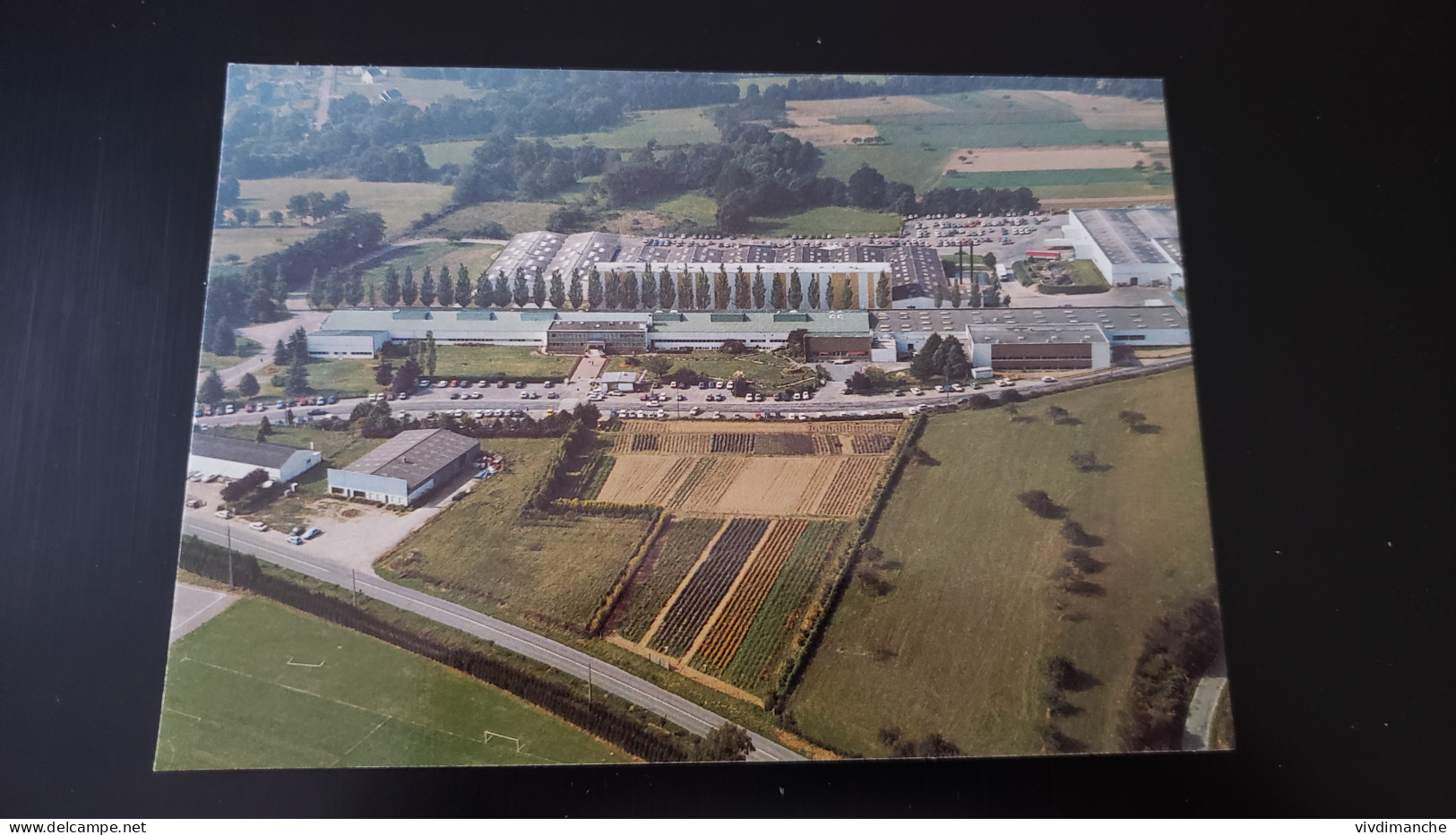 56 - LA GACILLY - L'USINE YVES ROCHER ET SES CHAMPS DE FLEUR - CPSM ECRITE - La Gacilly